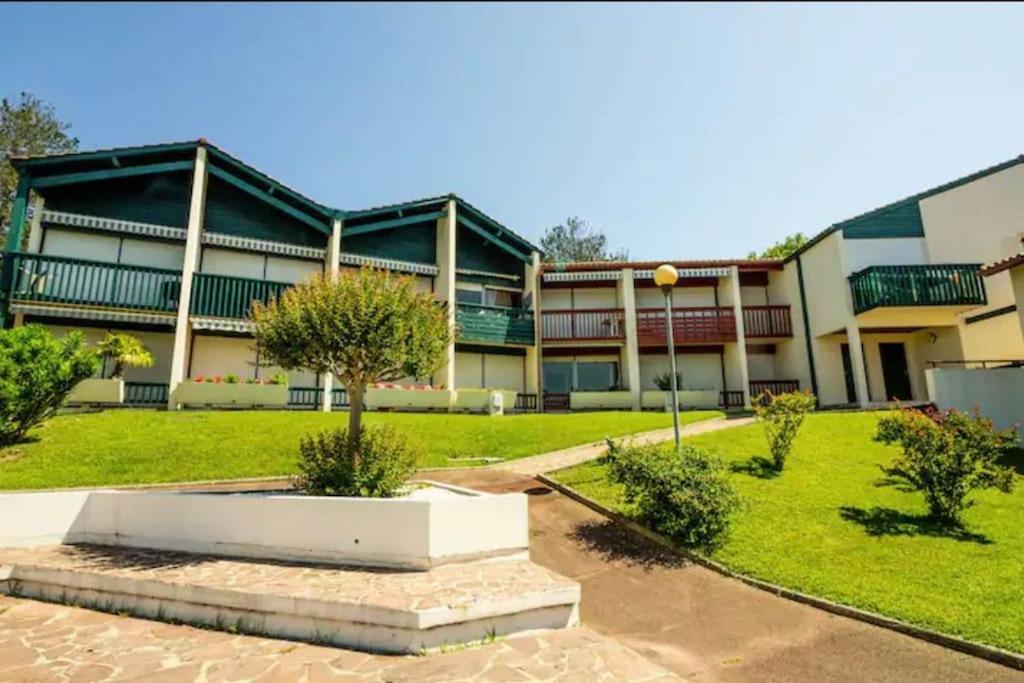 Caporizon-Baillenia-T1 Vue Montagne - Piscine St Jean De Luz Lägenhet Saint-Jean-de-Luz Exteriör bild